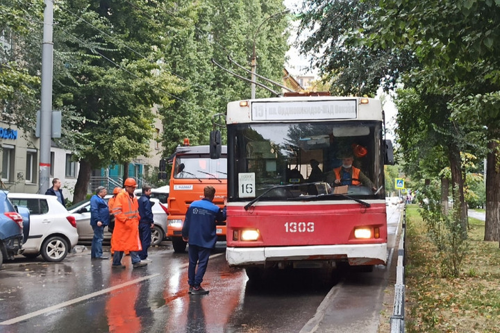 Столкнувшиеся троллейбус и грузовик перекрыли центральную улицу Саратова