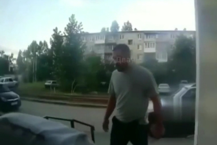 В Заводском районе саратовец ножом изрезал двух мужчин, звонивших в домофон (видео)