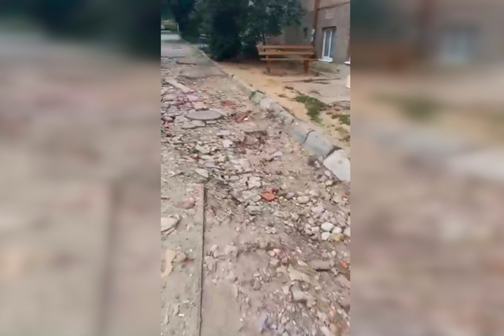 «Даже в яму проваливаемся»: горожанка рассказала, что жителям одного из домов Ленинского района сложно выходить во двор