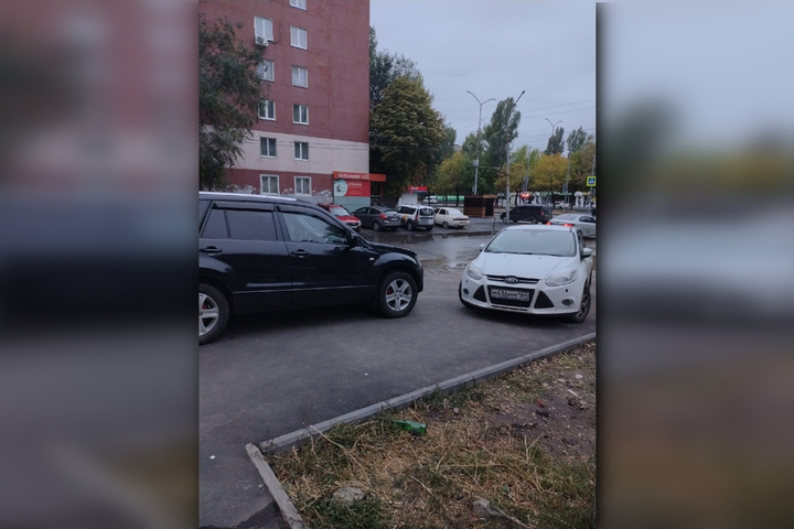 Саратовцы: автохамы облюбовали «сухой и новенький» тротуар в Ленинском районе