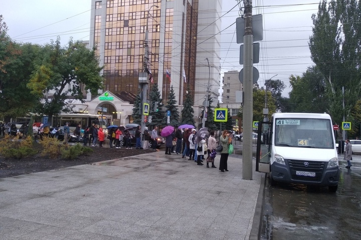 Жители Солнечного продолжают стоять в огромных очередях на маршрутку: таксисты пытаются нажиться на них, предлагая подвезти «по сто рублей с человека»