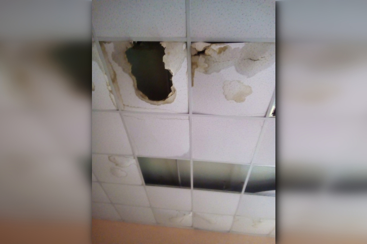 Жительница Балаково рассказала, что в закрытом на весь июль детском саду не отремонтировали разрушающийся потолок