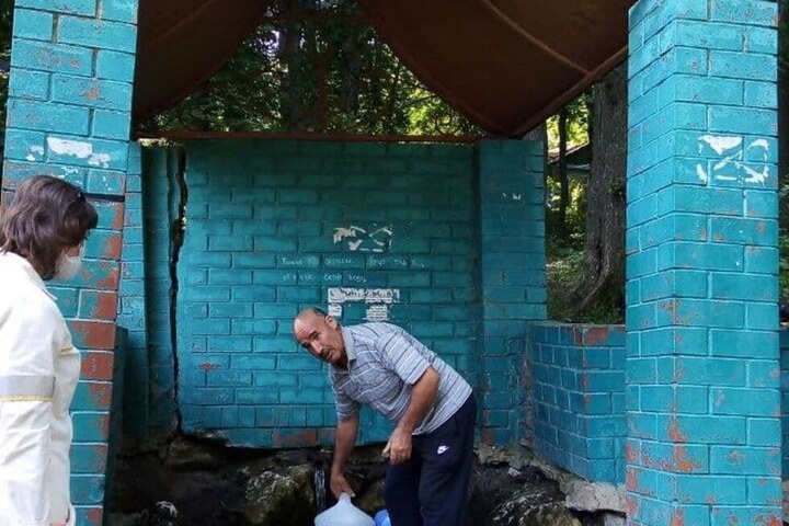 Рабочие сделали отдельную трубу для тех, кто набирает много воды из родника в Ленинском районе