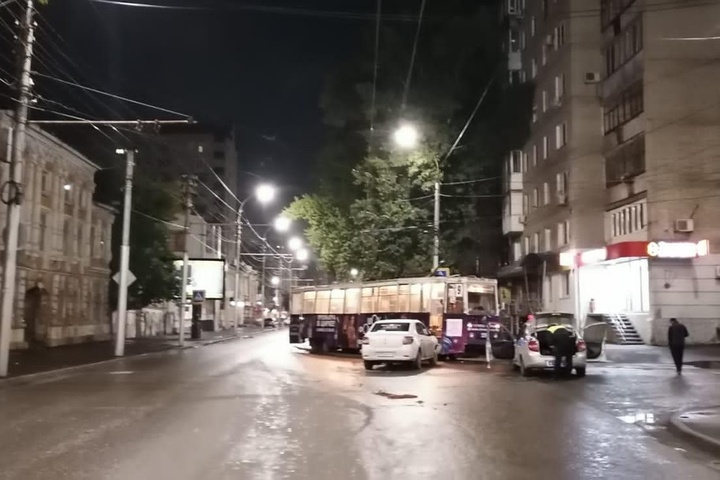 Саратовец попал в больницу после столкновения с трамваем