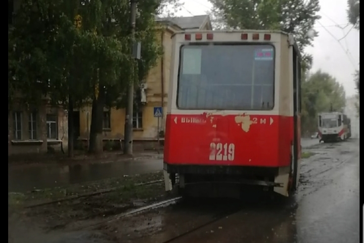 Сошедший с рельсов трамвай парализовал движение электротранспорта в Заводском районе