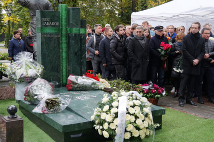 На Новодевичьем кладбище открыли памятник актеру Олегу Табакову