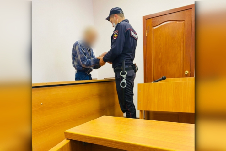 Житель Брянска украл из открытой квартиры в Саратове телефон и карту, а в последствии оказался в Ростове-на-Дону: сейчас он заключён под стражу