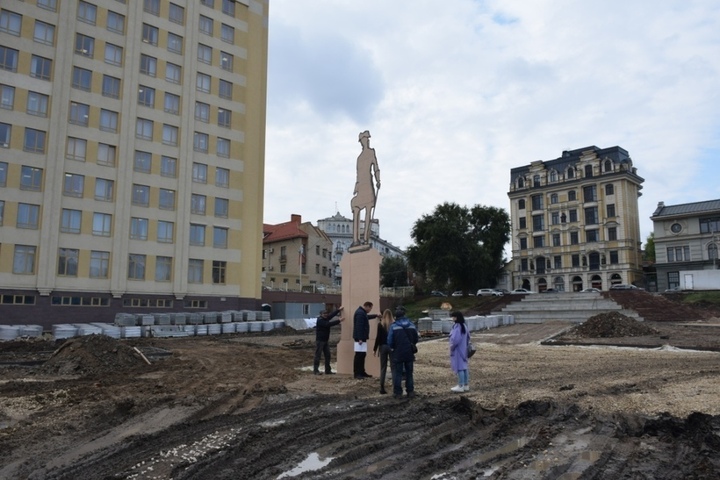 На площади у речного вокзала «примерили» скульптуру Петра I высотой 6 метров в одноименном сквере, благоустроить который должны были «до дождей»