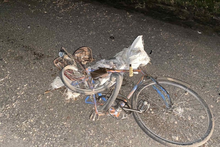 На федеральной трассе в Калининском районе грузовые машины насмерть сбили велосипедиста