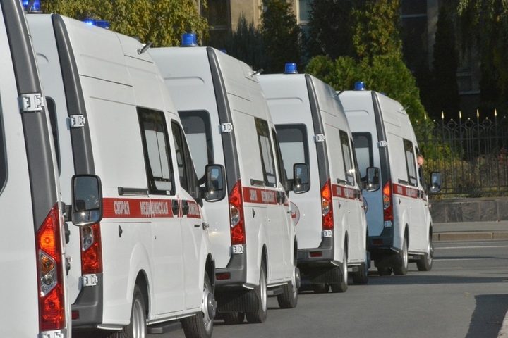 Саратов и еще 15 районов области получили 17 новых автомобилей «скорой помощи», всего с начала года — уже более 200