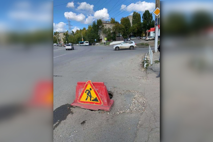 Горожанка обратила внимание на провалившийся люк в Кировском районе 