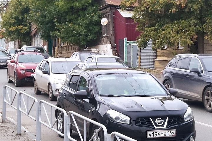 В Саратове из-за массового ДТП «намертво» встали автомобили на подъезде к мосту через Волгу
