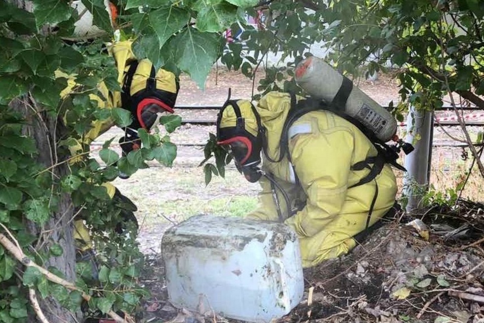 В Саратове нашли две канистры с опасными химикатами: место оцеплено