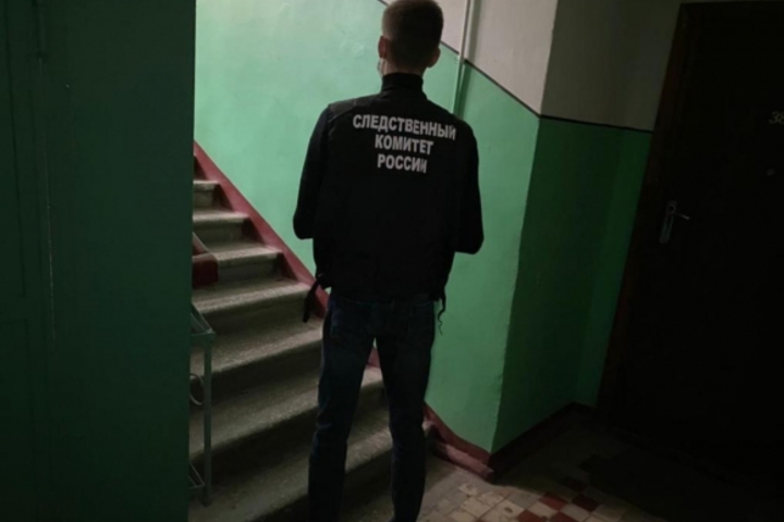 Жители многоэтажки на Аткарской нашли в подъезде труп: устанавливается личность найденного мужчины