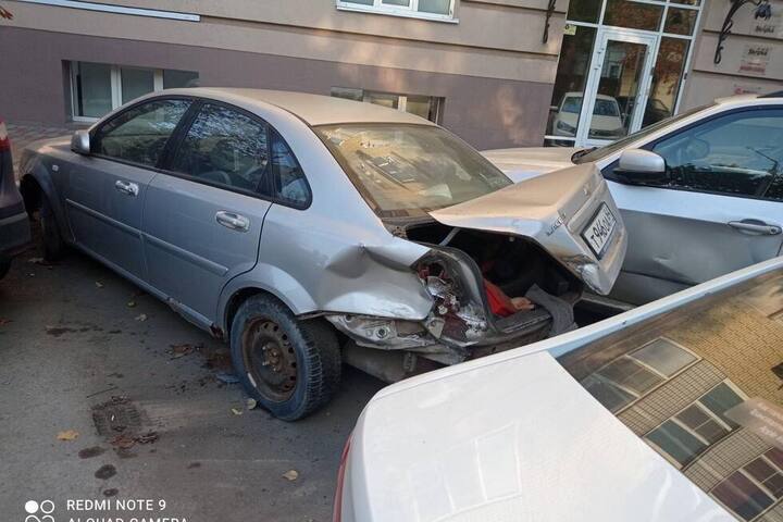 В центре Саратова водитель ВАЗа протаранил четыре стоявшие иномарки