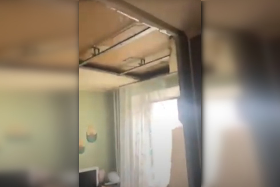 Из-за потопа в доме на Прокатной в квартире пенсионерки рухнул потолок. Дочь женщины жалуется на бездействие чиновников