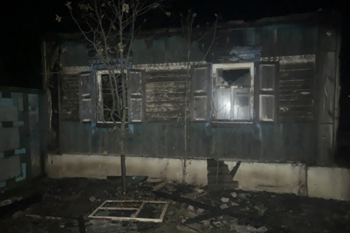 Пожарные во время тушения огня в частном доме обнаружили сильно обгоревшие тела мужчины и женщины