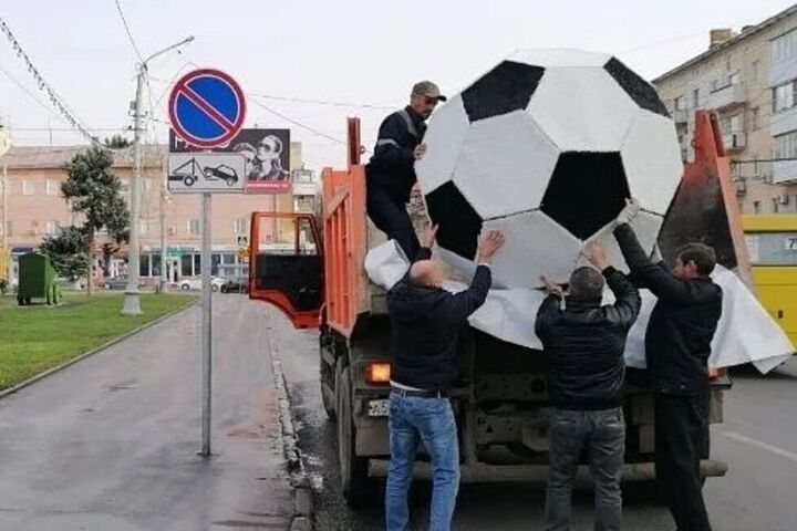 На Привокзальную площадь Саратова привезли гигантский мяч