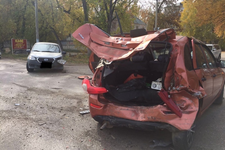 Женщина-водитель «Калины» попала в больницу после того, как ее протаранили два автомобиля
