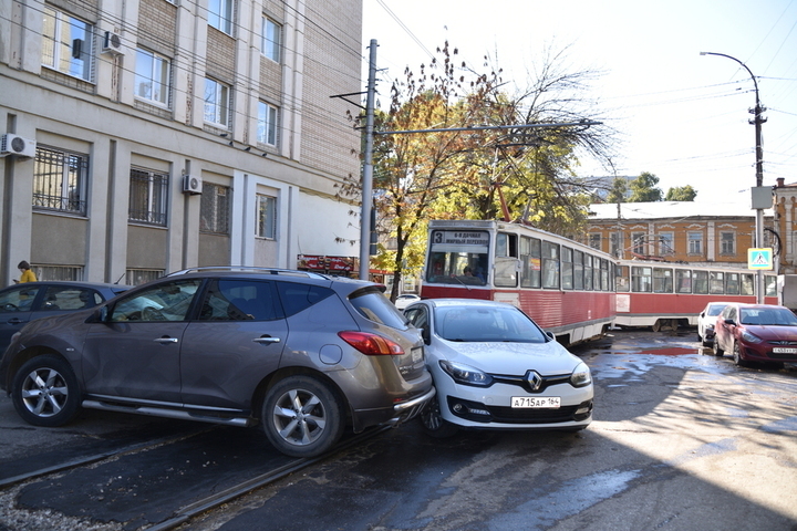 Из-за ДТП в Мирном переулке четыре трамвайных маршрута простраивали более получаса