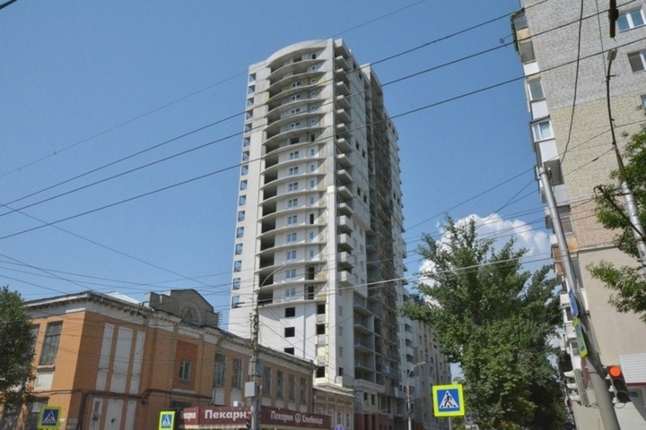 Срок сдачи долгостроя в центре Саратова перенесли на конец декабря: чиновники опасаются, что такими темпами его сдадут только в 2022 году