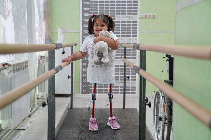 Маленькой девочке из Саратова, которая три года назад попала под трамвай и лишилась обеих ног, установили протезы