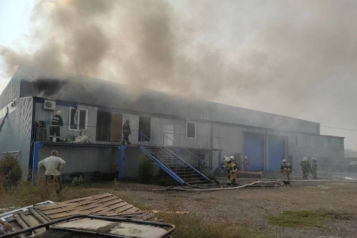 В энгельсском поселке загорелся производственный цех: на помощь выехали пожарные из Саратова