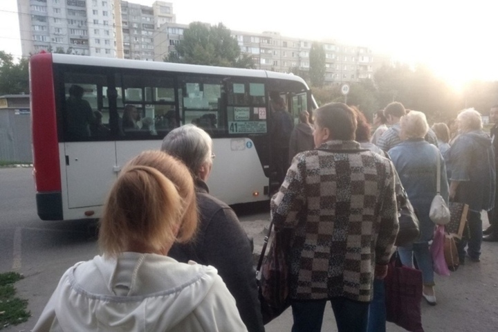 Чиновник объяснил, почему саратовские автобусы в период пандемии ездят переполненные