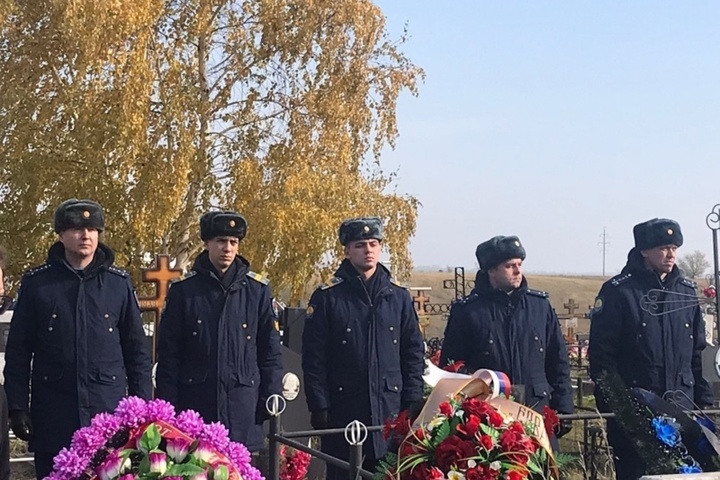 Разбившегося в авиакатастрофе в Татарстане пилота похоронили в Балашове