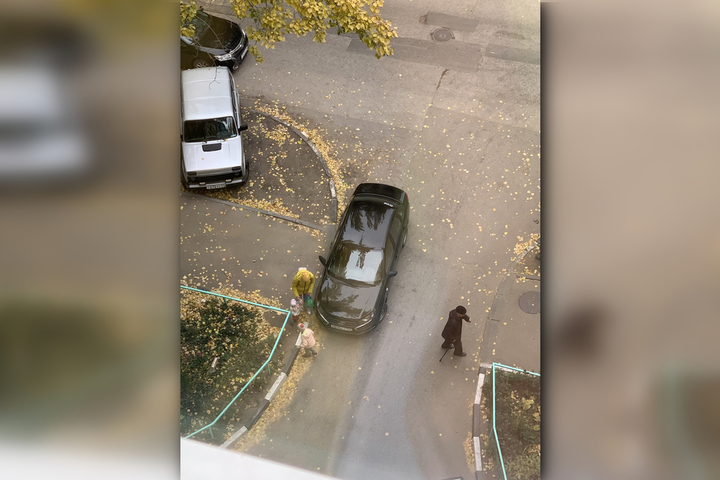 Жительница Октябрьского района обратила внимание на автохама, перекрывшего тротуар во дворе дома