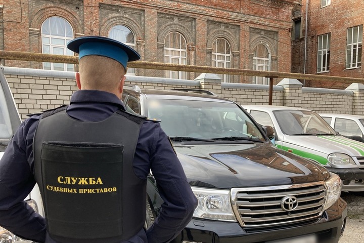 Горожанин накопил пятьсот штрафов на 450 тысяч рублей: приставы выслеживали его четверо суток, чтобы отобрать Toyota Land Cruiser