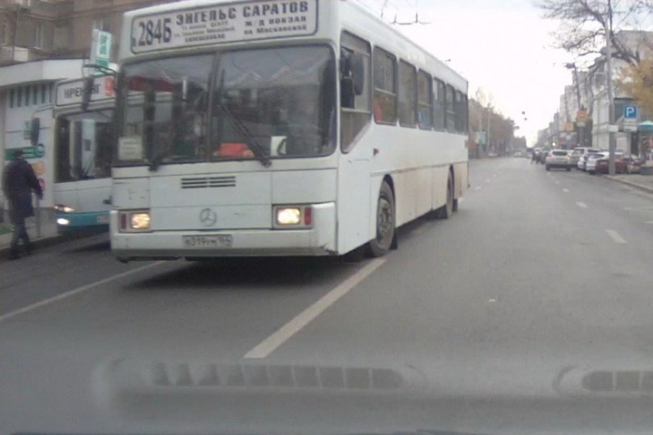 Автолюбитель запечатлел, как на Московской водители автобусов за пять минут дважды выехали на встречку, обгоняя конкурентов