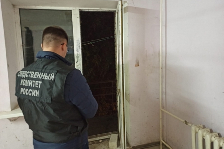 В Пугачеве жильцы дома нашли на балконе труп пенсионерки с разбитой головой