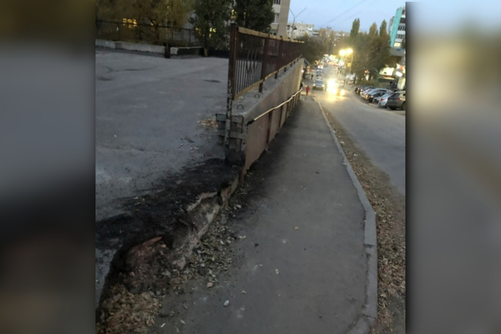 «Вынуждены преодолевать это безобразие»: в Кировском районе отремонтировали тротуар, но не убрали «последствия» 