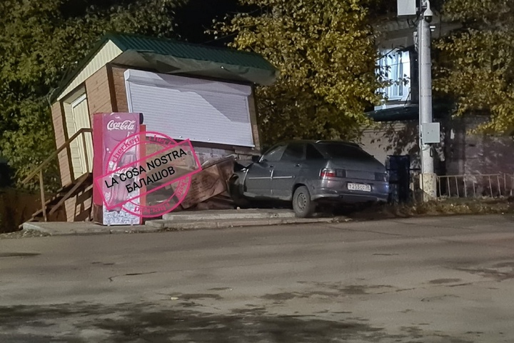 В Балашове водитель «двенадцатой» врезался в хлебный ларек: пострадал ребенок