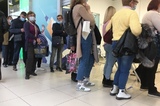 После объявления о введении QR-кодов на территории Саратовской области в торговом центре выстроилась очередь на вакцинацию