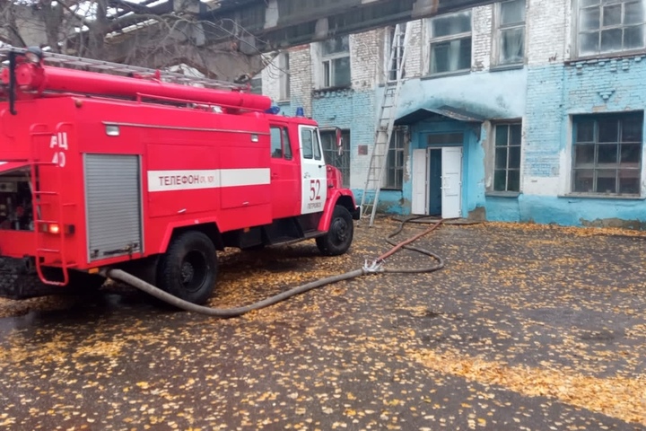 В Петровске из-за неисправной электропроводки вспыхнул пожар в здании завода автозапчастей
