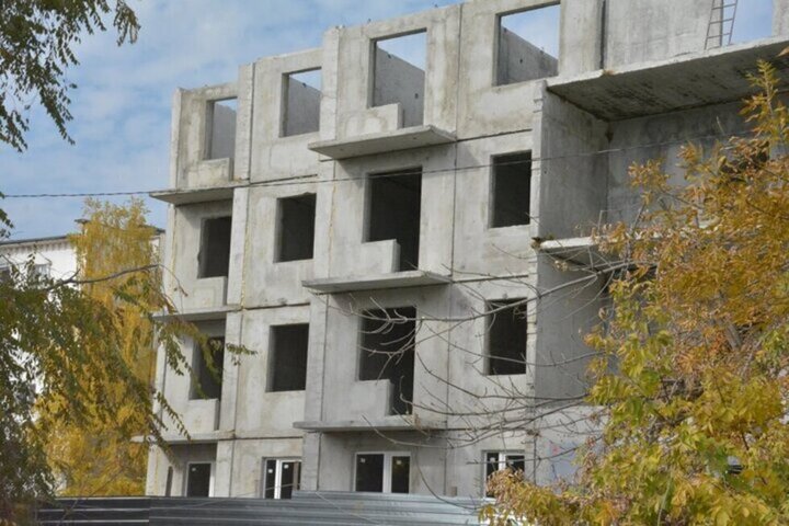 Срыв сроков реконструкции и строительства ряда объектов в Саратовской области поставил под угрозу реализацию национальных проектов: позиция правительства