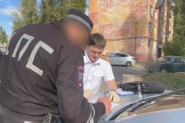 Лишённый прав житель Кировской области, остановленный сотрудниками ДПС в Саратове, попытался дать взятку