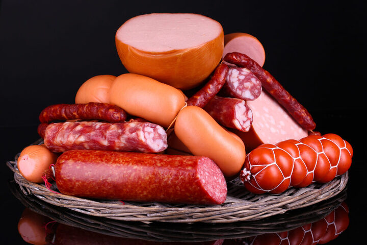 Мясокомбинаты предупреждают о резком росте цен: когда, насколько и почему подорожают колбасы