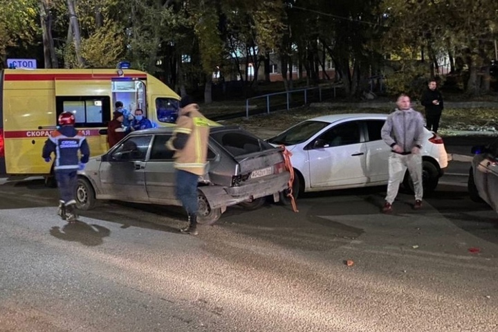 В столкновении девяти автомобилей на Шехурдина пострадали пять человек
