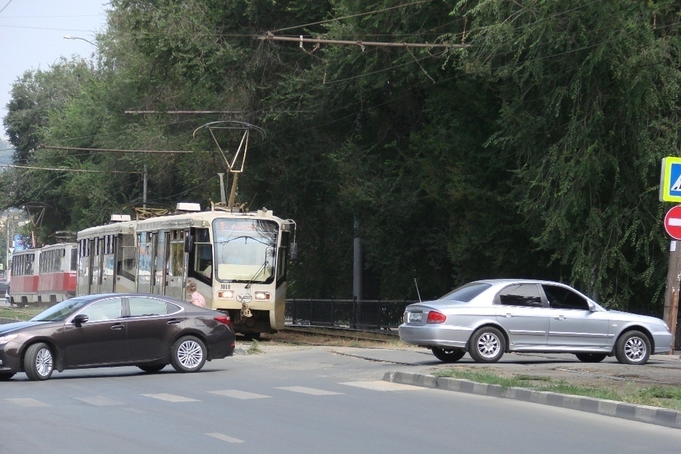 Если завтра коллапс: после запуска скоростного трамвая в Саратове закроют пять переездов через рельсы. Как это повлияет на движение в городе?