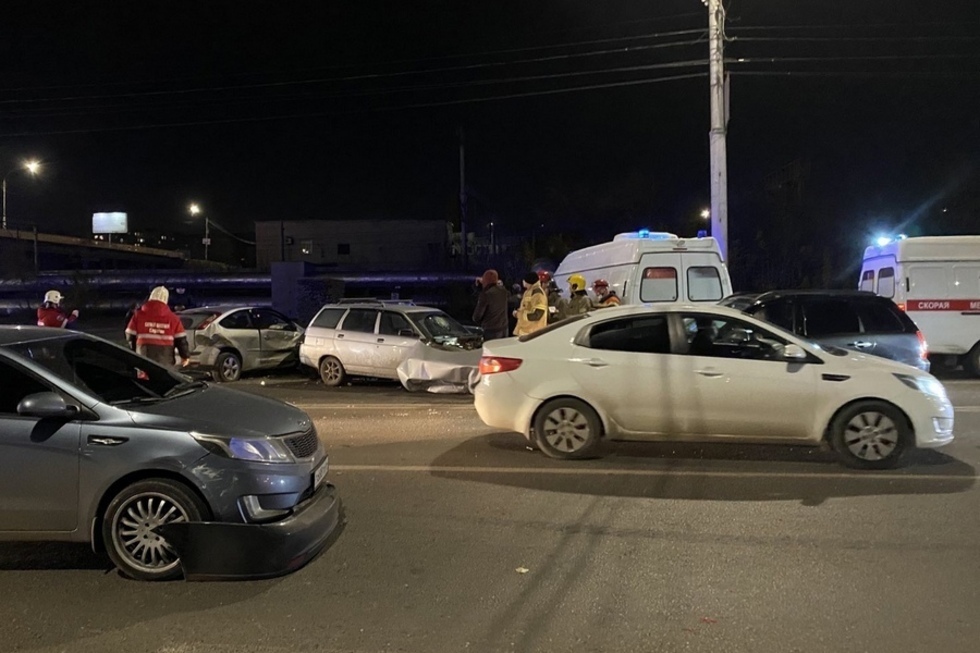 Восемь автомобилей и пять пострадавших: В ГИБДД рассказали о подробностях массового ДТП в Саратове и назвали виновника