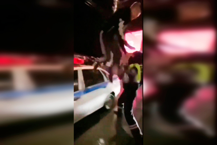 Нападение на полицейского в центре Саратова: видео