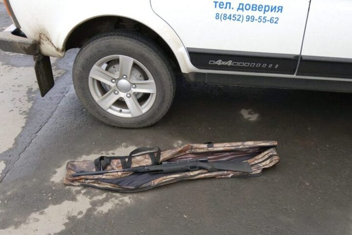 В Балаково бывший ученик пришел на территорию школы с винтовкой