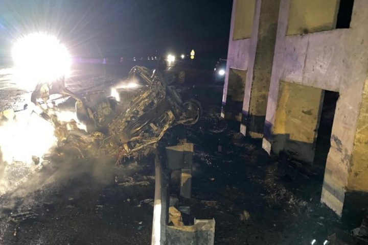 Автокатастрофа на федеральной трассе в Саратовском районе: водитель врезался в отбойник и сгорел вместе с машиной