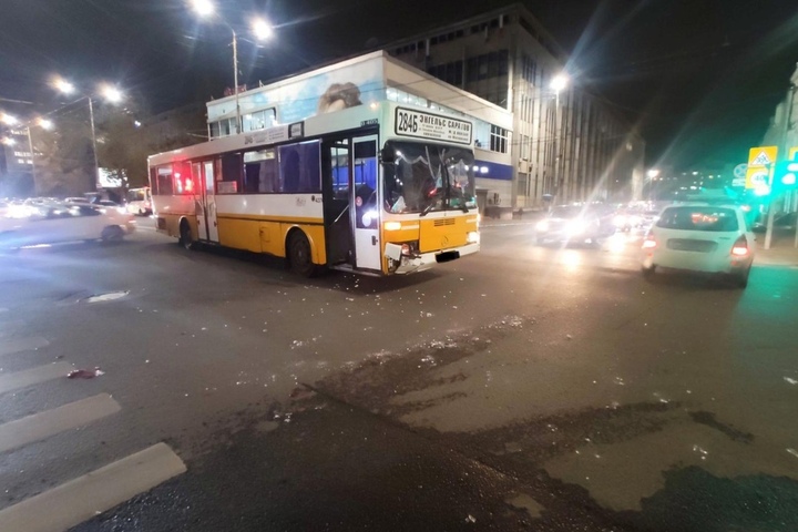 Энгельсский автобус попал в ДТП на Московской: пострадала 19-летняя пассажирка