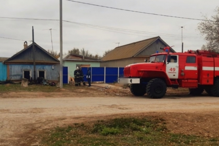 На пожаре в Новоузенске погибла пенсионерка: сын женщины пытался ее спасти, но не успел
