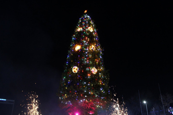 Администрация Саратова покупает подиум для новогодней елки за 2 миллиона рублей
