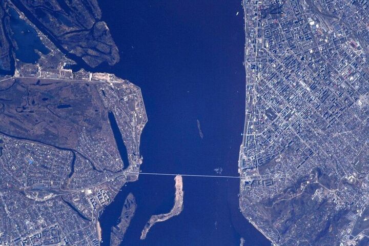 Вид на Саратов и Энгельс из космоса (города наконец-то сфотографировали при свете дня)